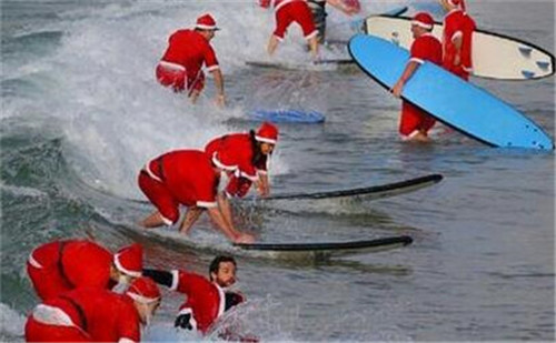 320名圣诞老人整体冲浪？？？八一八圣诞节奇闻趣事