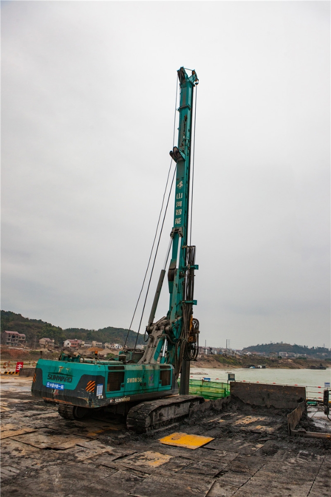 水下钻孔80米，，优德88智能旋挖钻机震撼施工时势