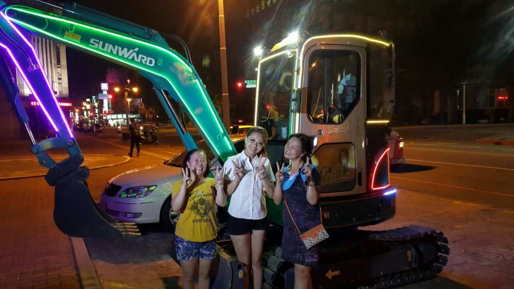 嘉義市长大赞优德88智能挖掘机环台义举