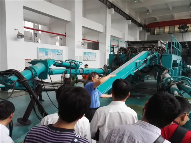 鹤发银丝映日月，，，，赤心热血沃新花