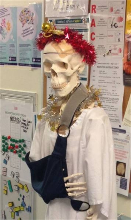 320名圣诞老人整体冲浪？？？八一八圣诞节奇闻趣事