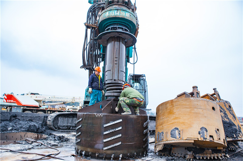 水下钻孔80米，，优德88智能旋挖钻机震撼施工时势