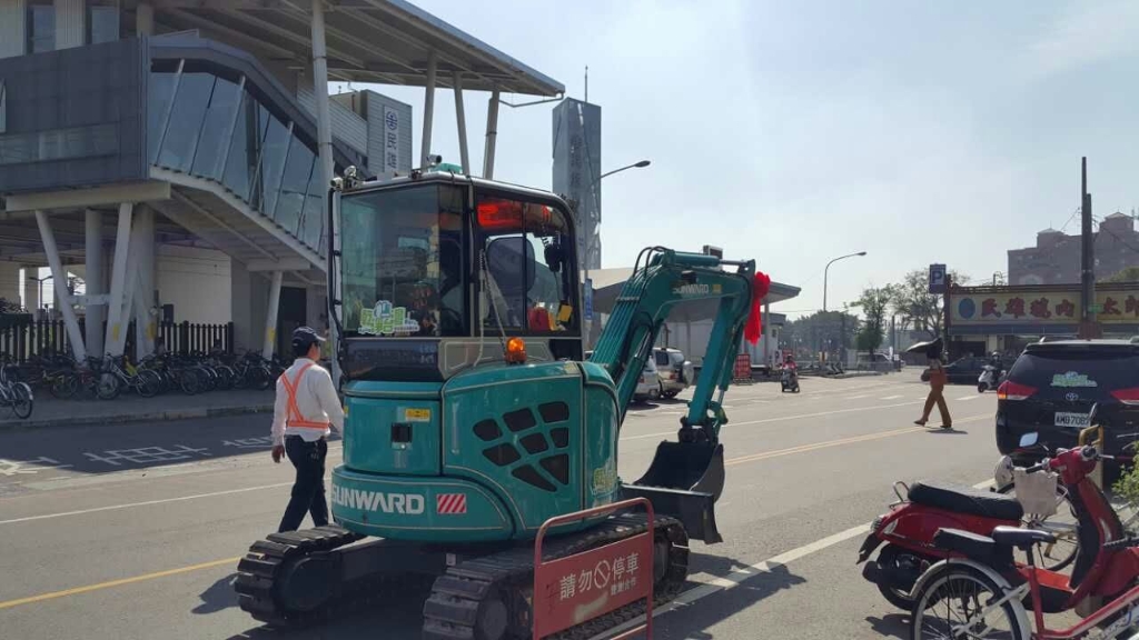 嘉義市长大赞优德88智能挖掘机环台义举