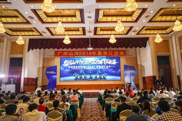 红四月，，，，优德88智能挖掘机促销会节节攀升