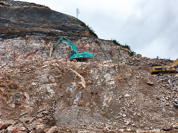 看石场风云怎样演绎？？？优德88智能矿山战神SWE470E大型挖掘机一锤定音！