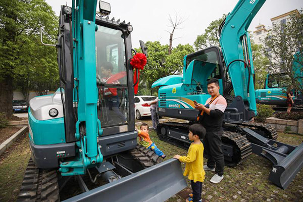 红四月，，，，优德88智能挖掘机促销会节节攀升