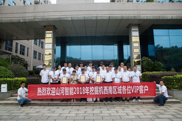 500多名挖掘机用户实地考察，，，，，为优德88智能点赞！