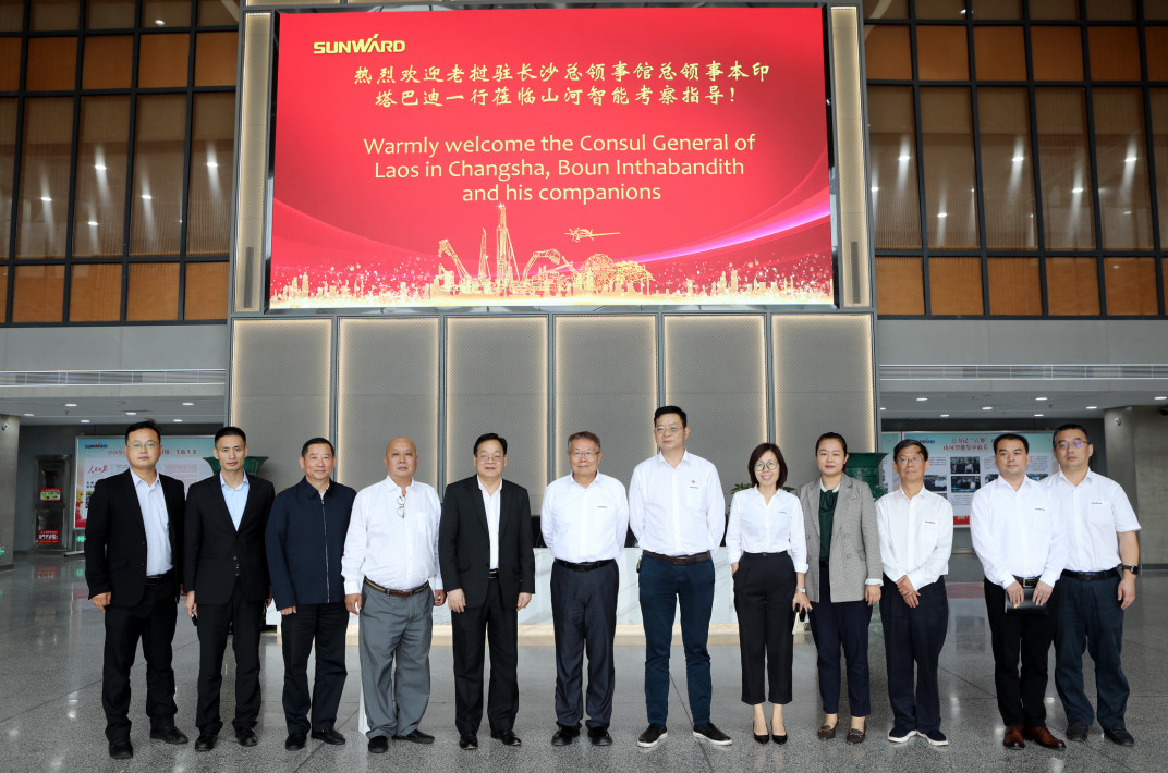 老挝长沙总领事本·印塔巴迪考察优德88智能
