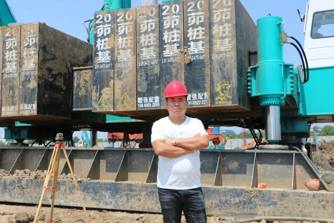 液压静力压桩机从1台到21台，，，，，，他只用了8年！