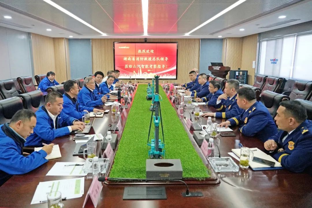 考察无人化妆备 高宁宇到访优德88智能