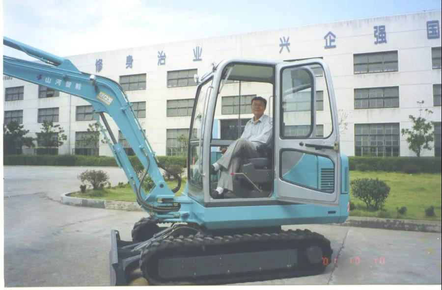 以先导式立异实现挖掘机从无到有，，，，，从小到大，，，，，从大到强！