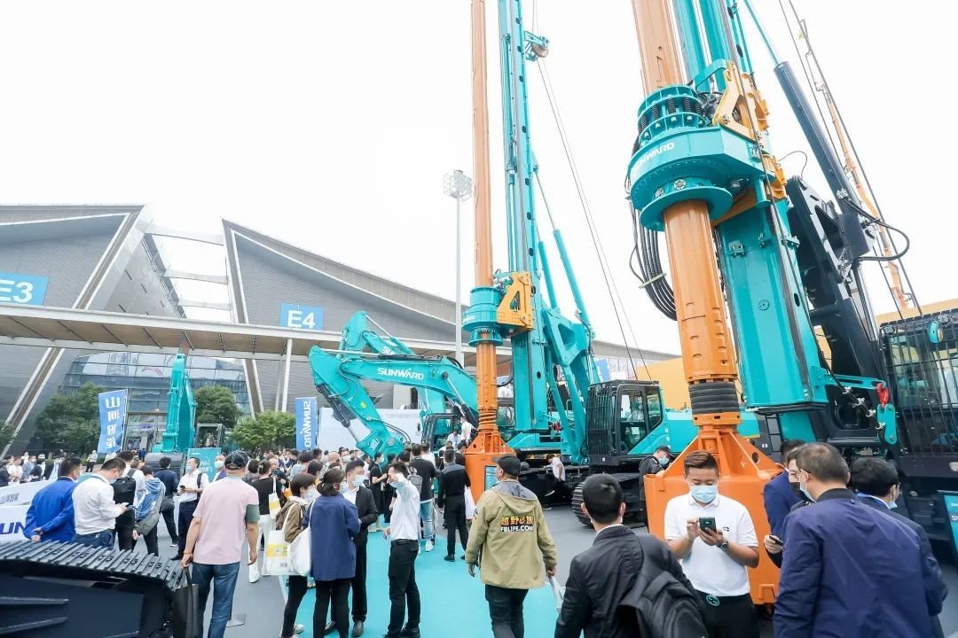 何清华出席长沙国际工程机械工业链生长峰会，，，，走“双循环”蹊径要害在于“要做好自己的事情”