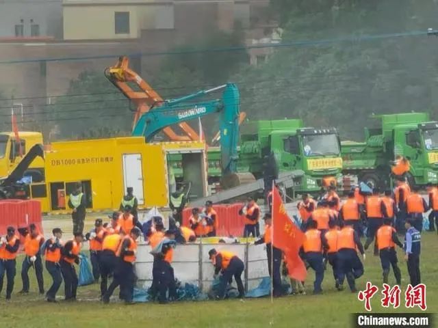 逍遥协同立体救援，，，，，优德88智能无人化妆备亮相2021-北江流域防汛抢险综合演练