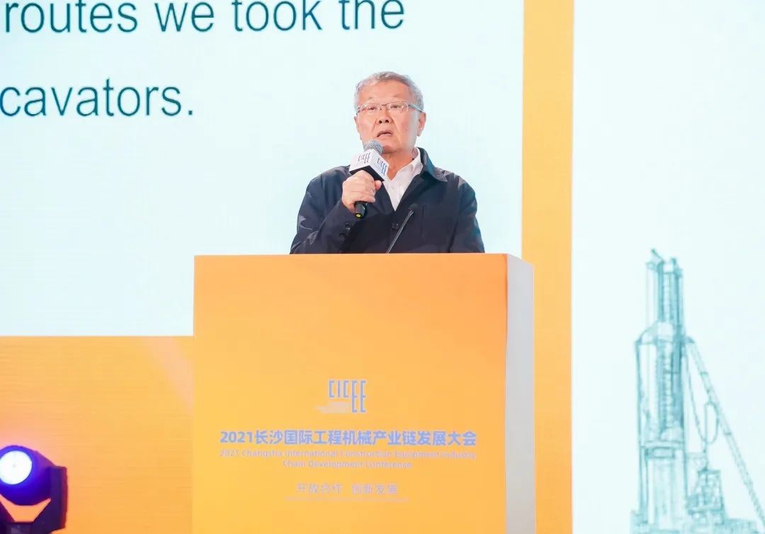 何清华出席长沙国际工程机械工业链生长峰会，，，，走“双循环”蹊径要害在于“要做好自己的事情”