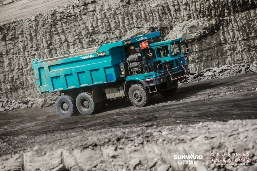 “矿”世能手，，，，，，齐聚优德88智能挖掘机操作手挑战赛