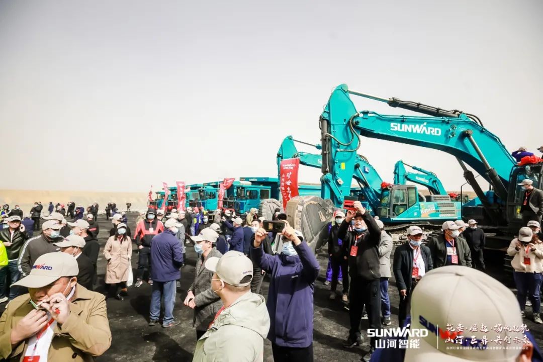 “矿”世能手，，，，，，齐聚优德88智能挖掘机操作手挑战赛