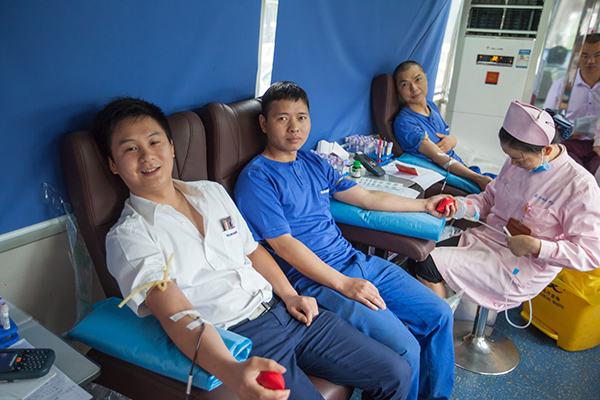 优德88智能百余员工 冒雨争相献血