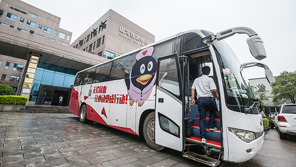 优德88智能百余员工 冒雨争相献血