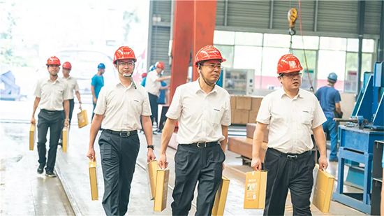 万力集团“送清凉”活动，，，，慰问一线员工