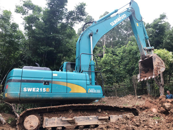 优德88智能SWE 215E挖掘机是他的左膀右臂！