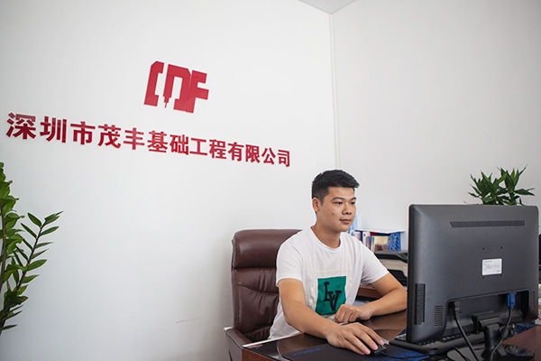 我叫阿忠，，，忠于事业，，，也忠于优德88智能旋挖钻机