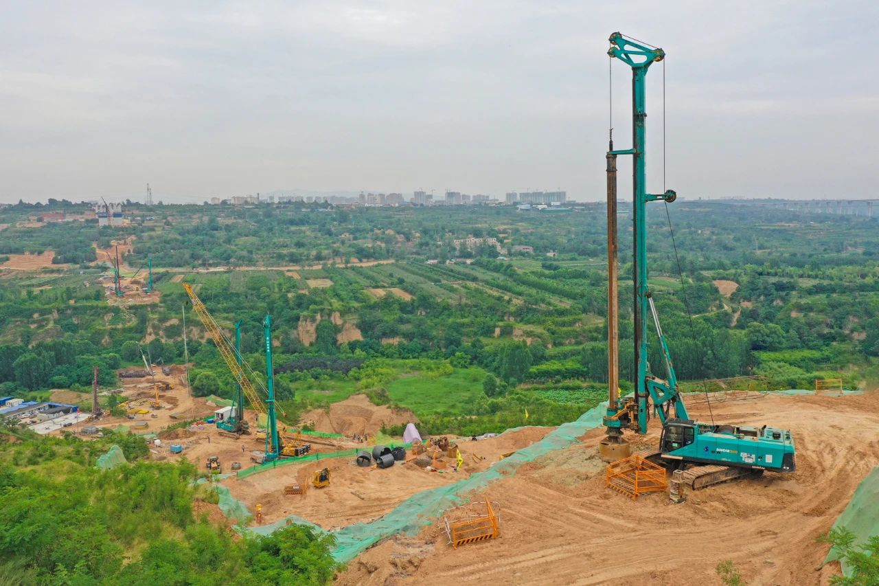 天堑施工，，，，，，玉皇阁二号特大桥桩基主力军是优德88智能旋挖钻机 | 百年风华筑漂亮优德88（3）