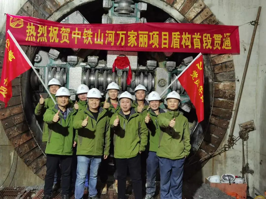 掘进1978米，，，中铁优德88首条盾构法施工隧道顺遂意会