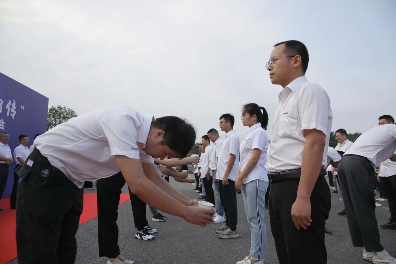 百人齐聚拜师恩 | 优德88智能“传帮带”人才作育模式为公司生长积贮实力
