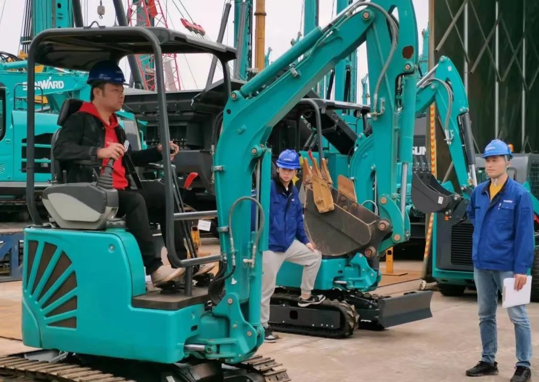 一起来“找茬”！10位“超等体验官”试驾优德88智能最新“F系列”挖掘机