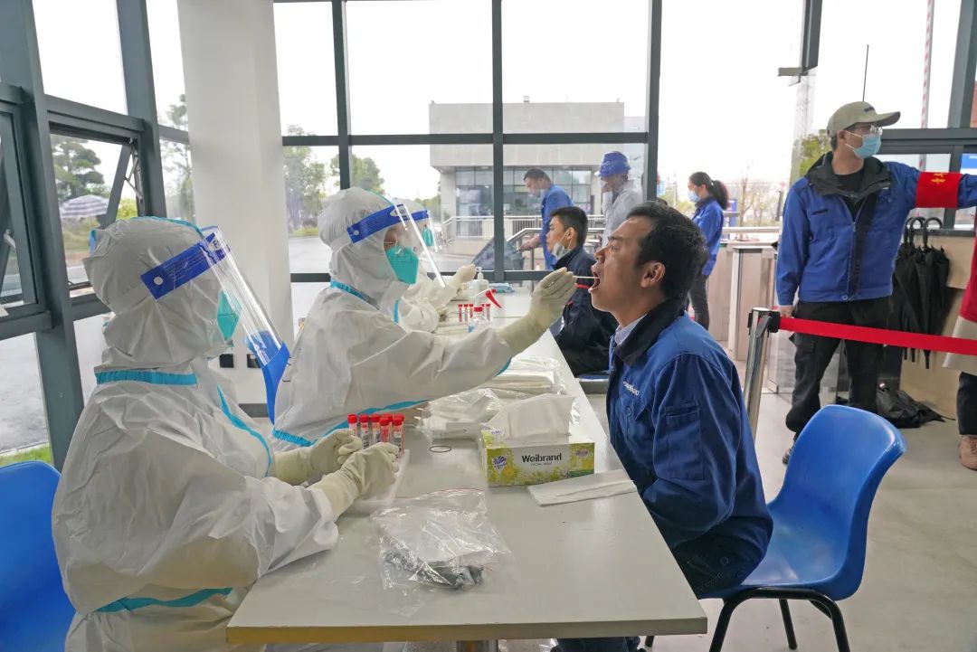 采样完成率近100%！优德88智能第一时间开展全员核酸检测，，，，，，包管清静生产