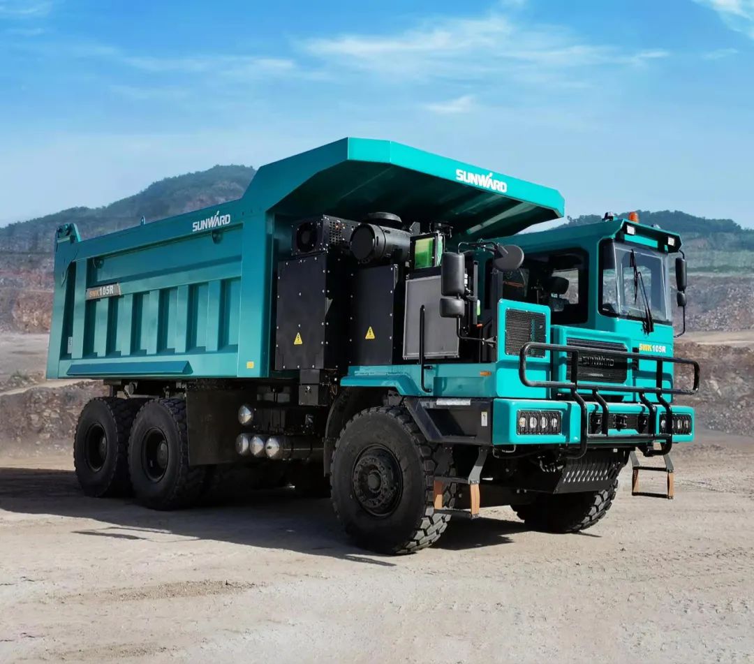 新能源，，，，，，长续航！优德88智能首台LNG增程式宽体矿卡下线交付