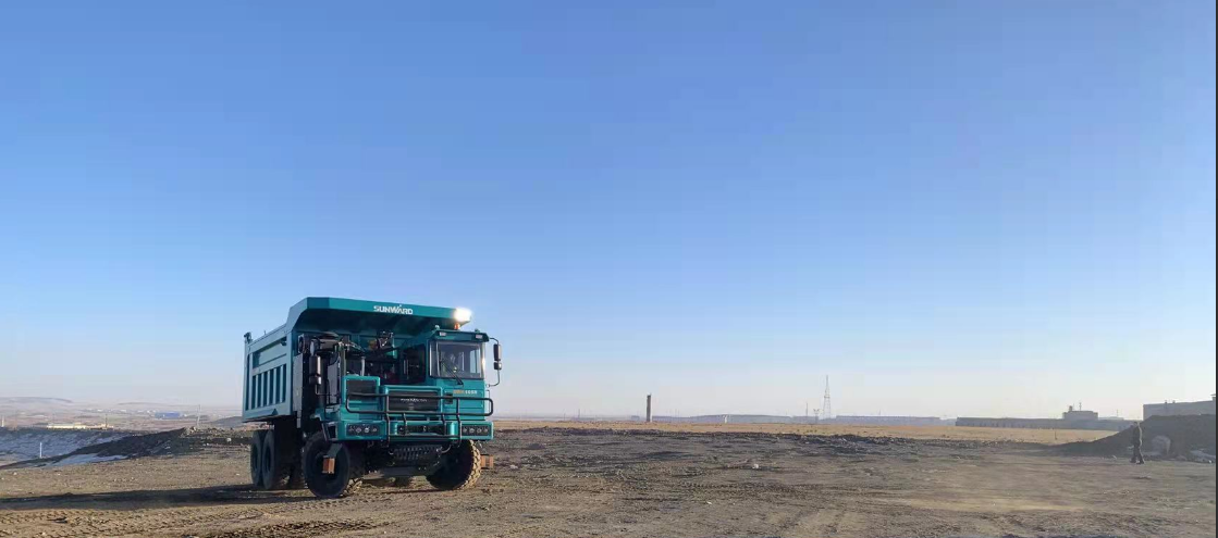 新能源，，，，，，长续航！优德88智能首台LNG增程式宽体矿卡下线交付