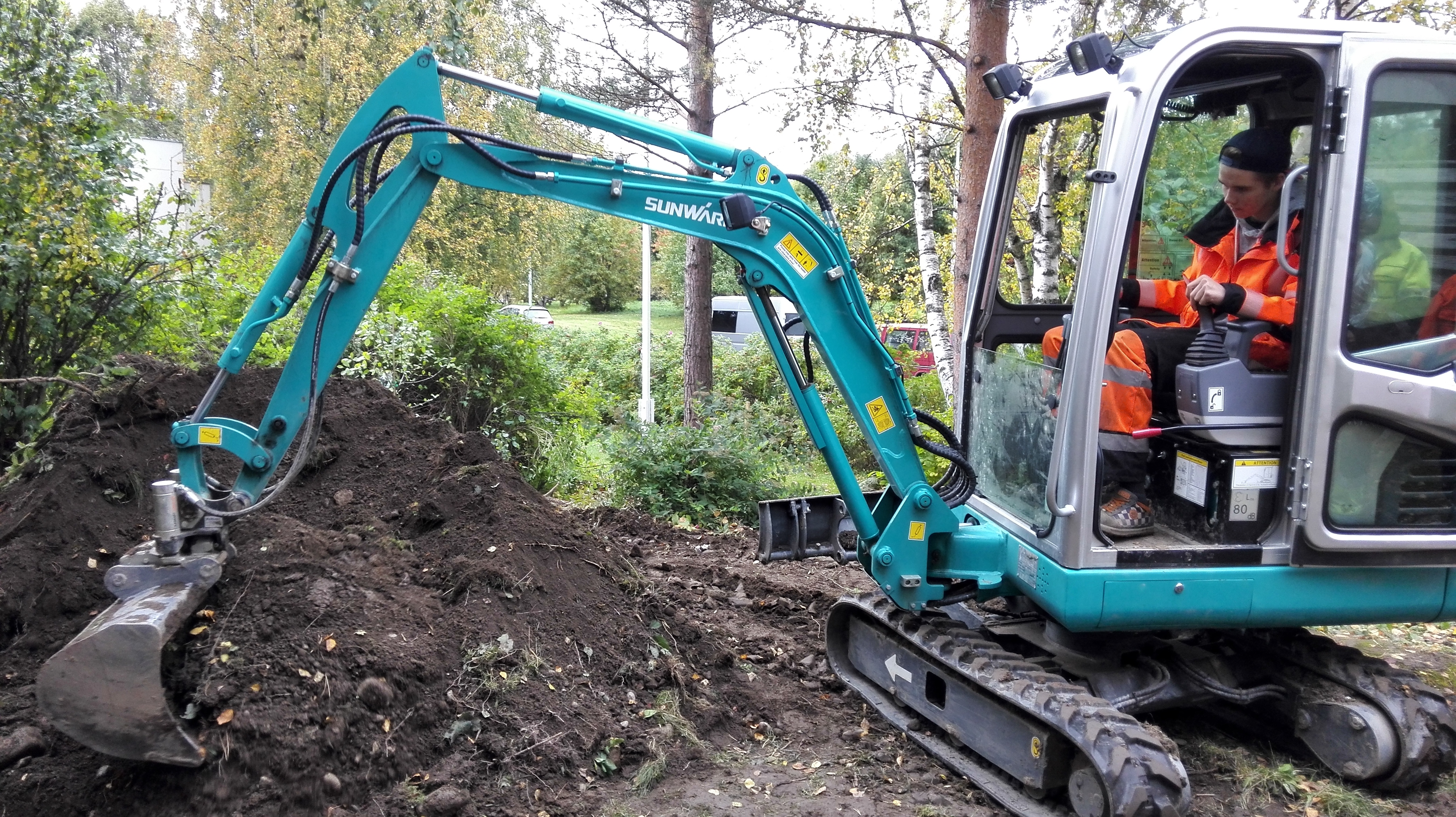 国产小型挖掘机价钱几多钱一台？？