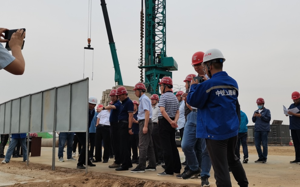 创下纪录！优德88智能引孔式静力压桩机首次应用于高铁项目