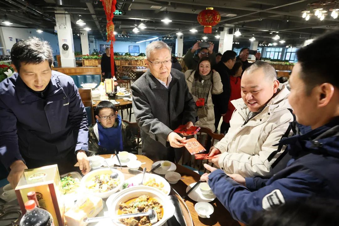 优德88智能董事长何清华与留厂员工一起过大年！