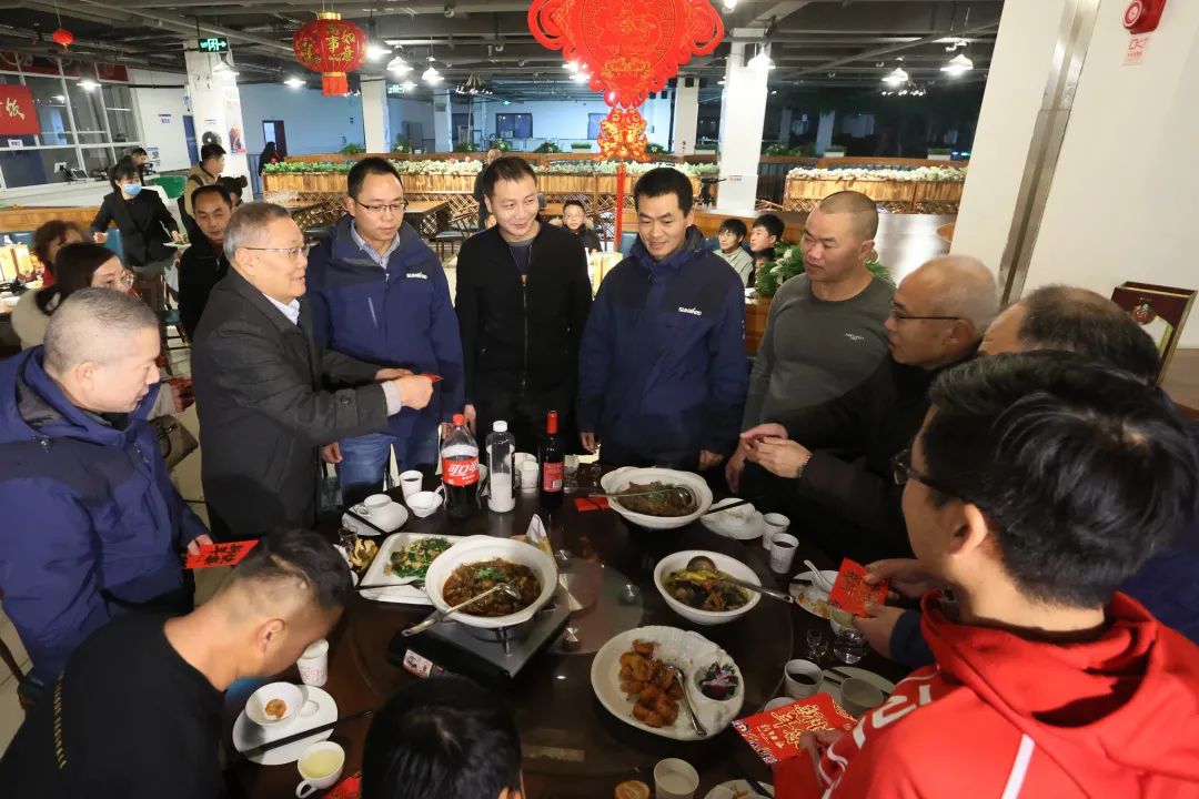 优德88智能董事长何清华与留厂员工一起过大年！