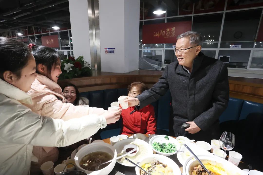 优德88智能董事长何清华与留厂员工一起过大年！