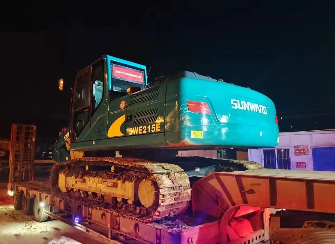 冲锋一线显继承！优德88智能挖掘机助力长沙方舱医院建设