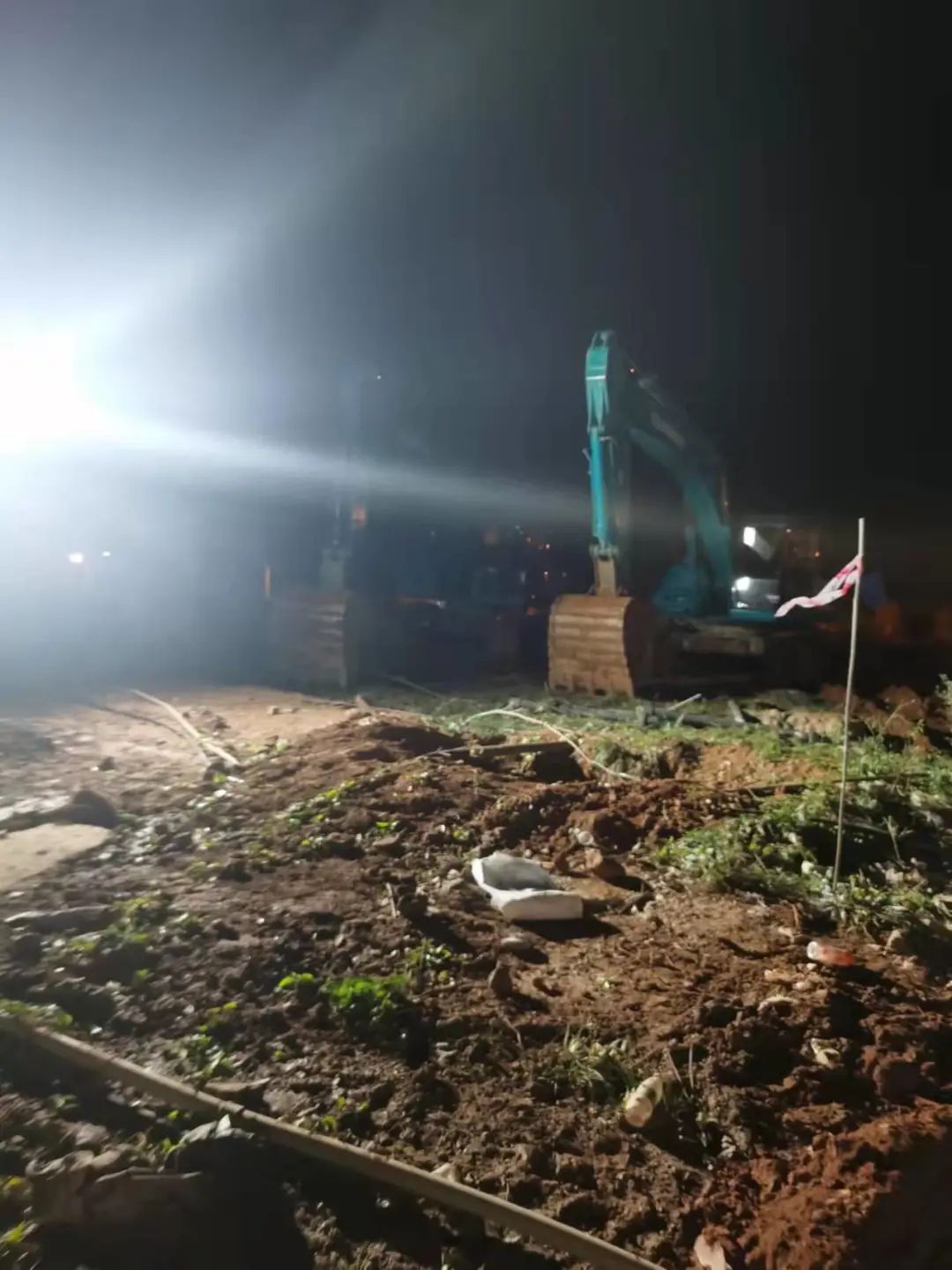 冲锋一线显继承！优德88智能挖掘机助力长沙方舱医院建设