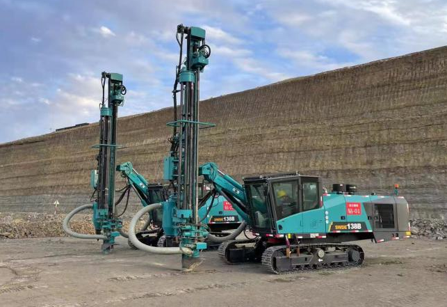 携手战边疆！优德88智能潜孔钻机助力弘大爆破新疆奇台项目建设