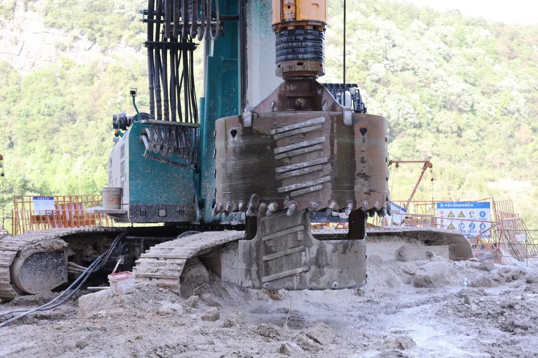 展现施工“奇效”！优德88智能旋挖钻机强势助力炉慈高速公路建设