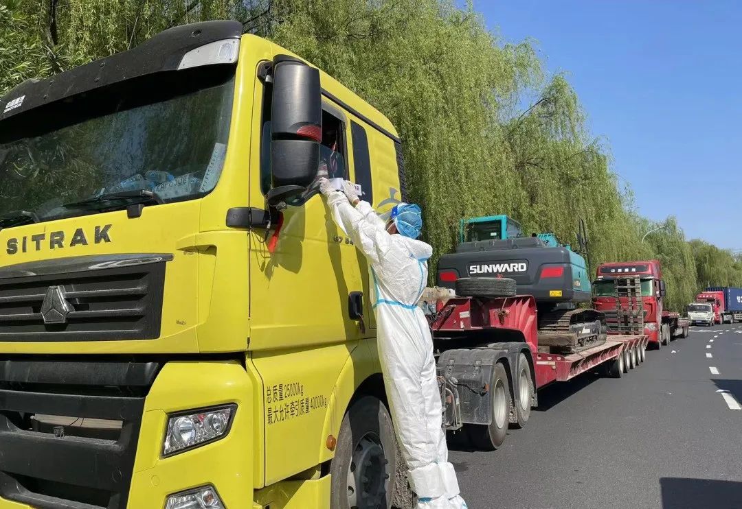 防疫、交机两手抓！优德88智能挖掘机顺遂交付获好评