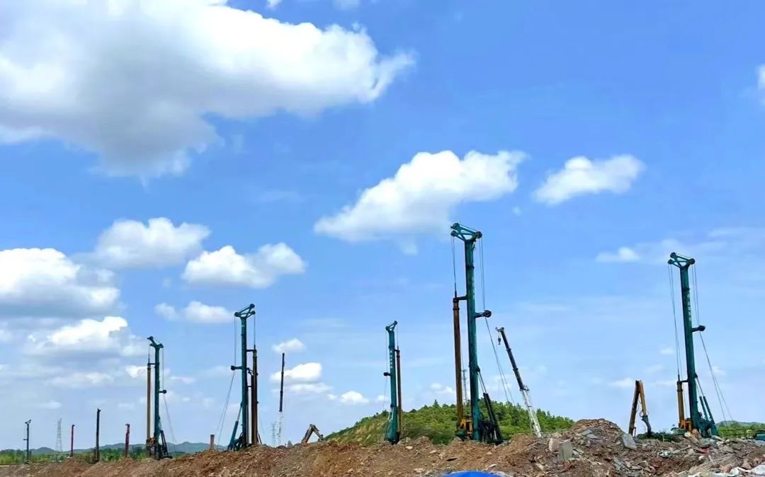 打桩“神器”再露锋芒！优德88智能旋挖钻机助力贵阳贵安新区负极质料项目加速建设