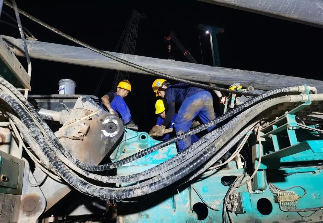 “创立施工事业！”他们和优德88智能“超等桩备”一起助建燕矶长江大桥