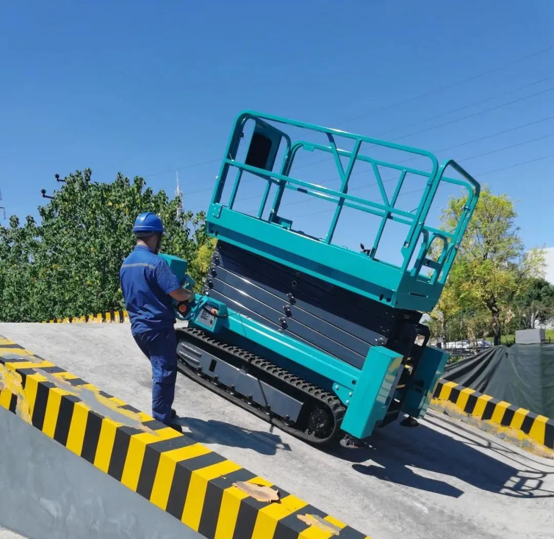 加速电动化产品结构，，，，优德88智能第一款履带剪叉式高空作业平台来了！