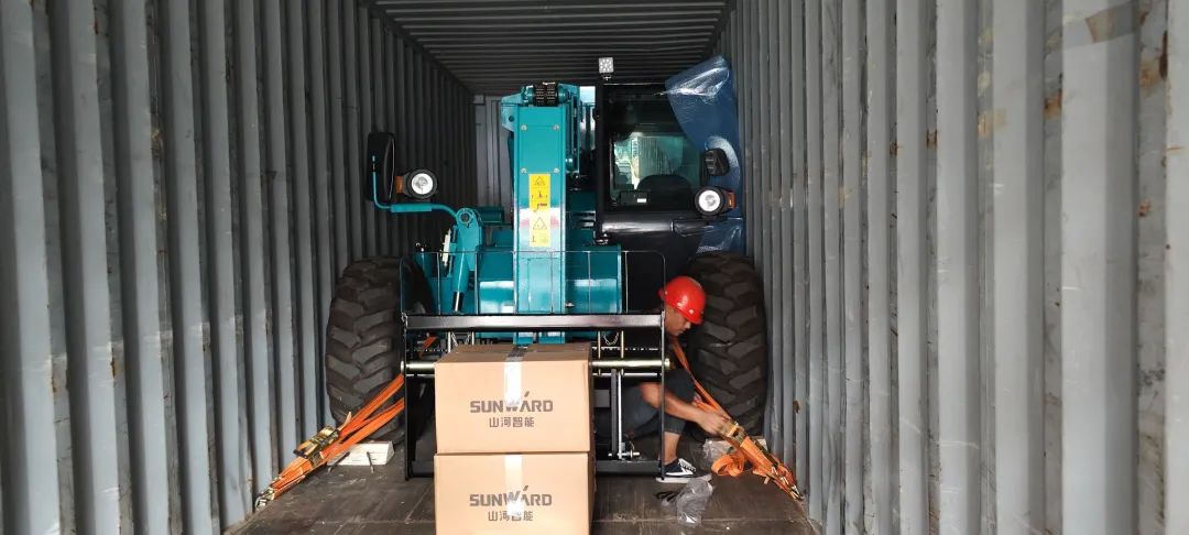 单笔采购金额万万元！优德88智能伸缩臂叉装车批量出口