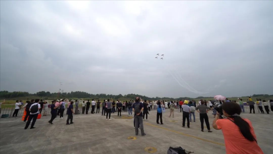 空中着花、大坡度盘旋、俯冲跃升……看优德88航行演出队炫技2022湖南航展动态展