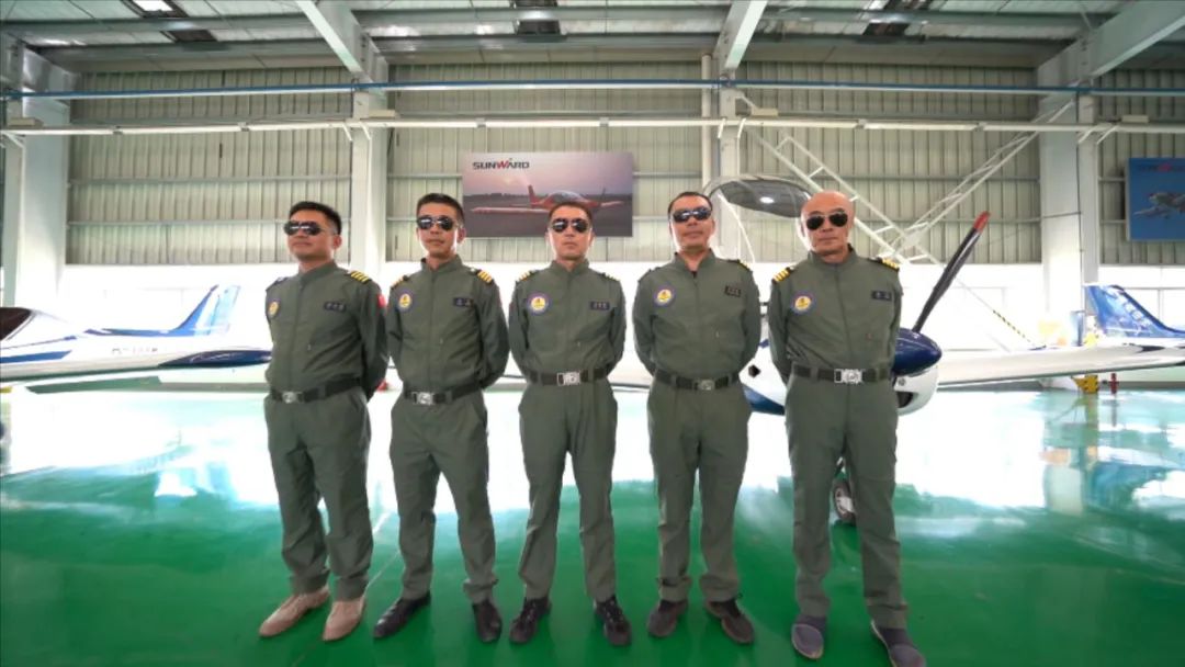 空中着花、大坡度盘旋、俯冲跃升……看优德88航行演出队炫技2022湖南航展动态展