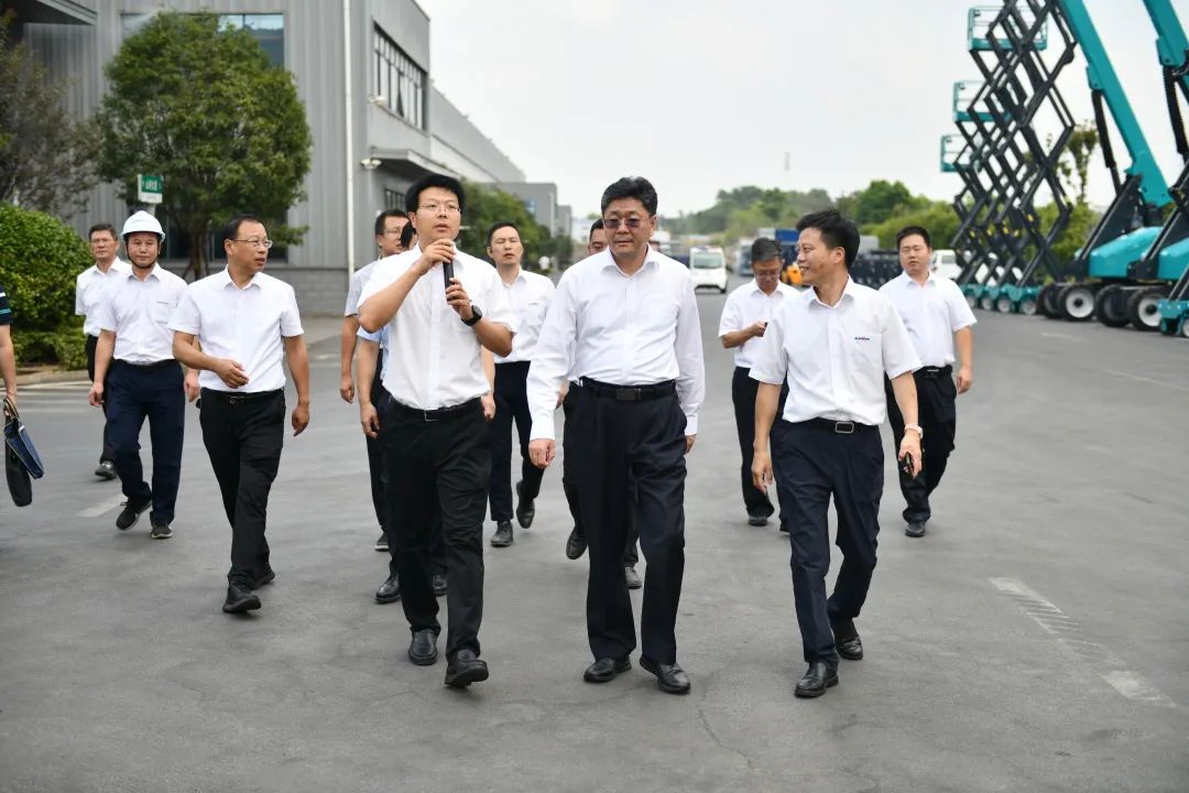 国家应急治理部郭治武局长一行考察优德88智能无人化应抢救援装备