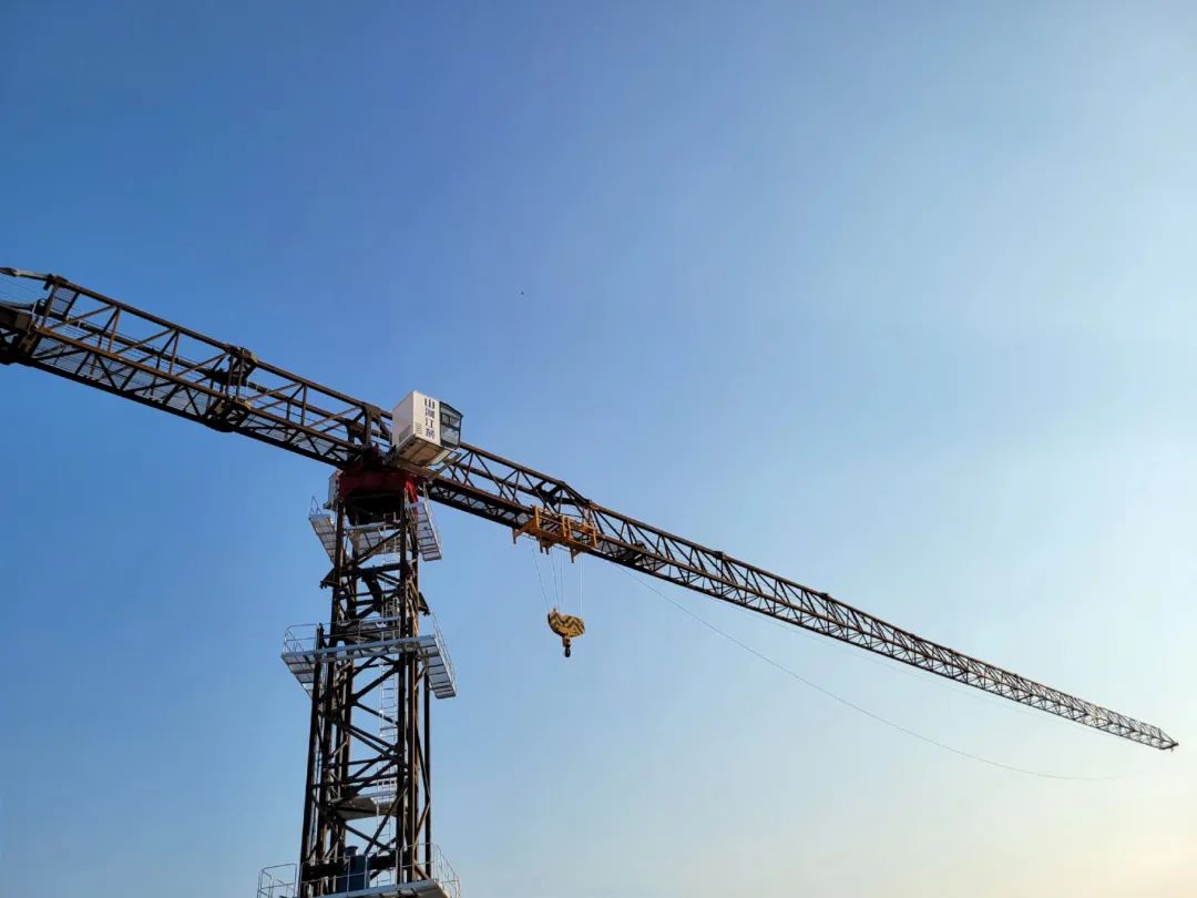 自力高度达82米，，，优德88江麓推出超大型平头塔机